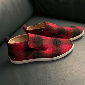 Yellowbox Red Flannel Slip-Ons- Women’s Size 11